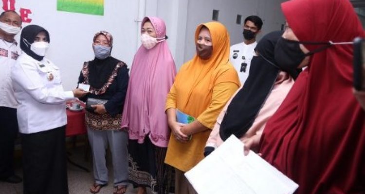 Sebagai contoh warga kelurahan Tanjung Ayun sakti menggunakan kartu Gas LPG 3 kg