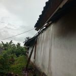 Atap rumah Nenek Jro Mangku Wesning yang hancur karena diterjang angin kencang