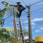 Ket foto : Petugas Dishub Denpasar saat melaksanakan perbaikan LPJU di Wilayah Kota Denpasar, Minggu (21/2). 