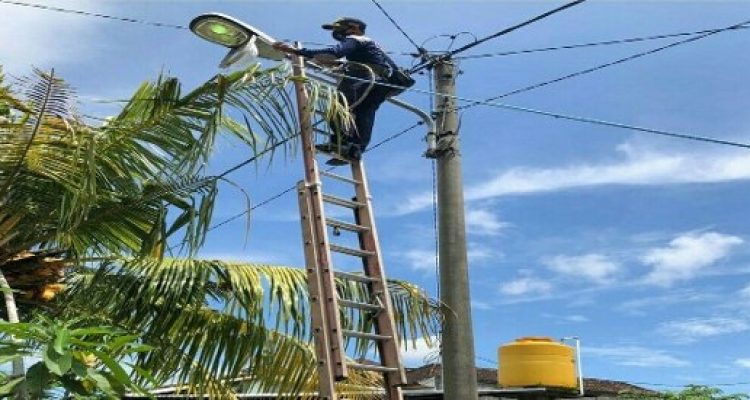 Ket foto : Petugas Dishub Denpasar saat melaksanakan perbaikan LPJU di Wilayah Kota Denpasar, Minggu (21/2). 