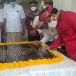 Gubernur Bali I Wayan Koster beserta Bendesa Agung MDA Provinsi Bali Ida Pangelingsir Agung Putra Sukahet mendatangani prasasti Gedung MDA Jembrana