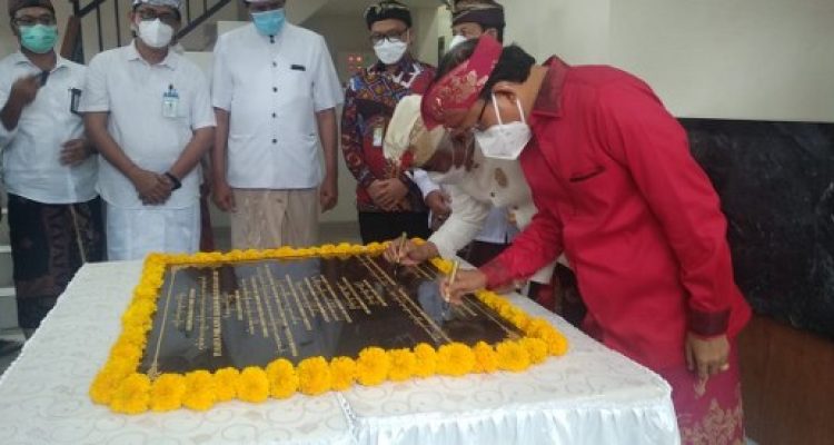 Gubernur Bali I Wayan Koster beserta Bendesa Agung MDA Provinsi Bali Ida Pangelingsir Agung Putra Sukahet mendatangani prasasti Gedung MDA Jembrana