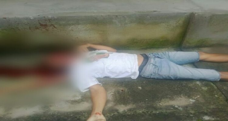 Kadek Sutarjana (40), akibat pengaruh alkohol dirinya dipukul temannya sendiri Ida Kade Suarsana (39) hingga tewas dirumahnya sendiri Banjar Dinas Munduk, Kecamatan Banjar Buleleng.