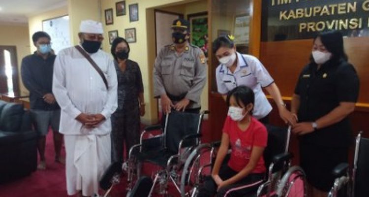 Ny. Surya Adnyani Mahayastra, Serahkan Bantuan Kursi Roda Bagi Penyandang Disabilitas