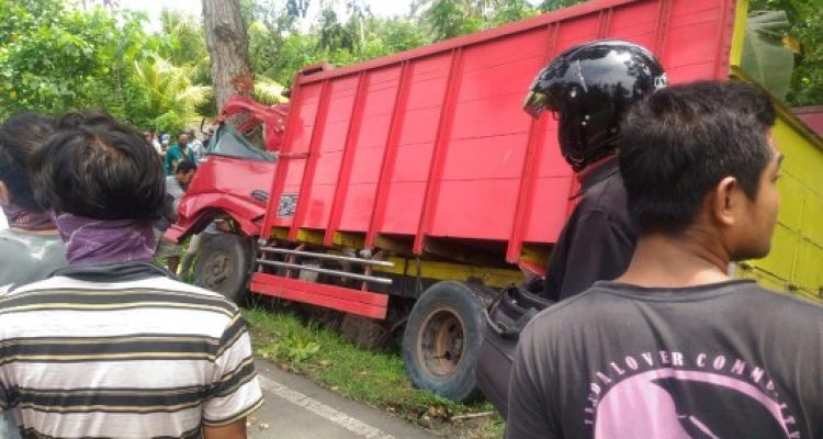 Truk nabrak pohon bertempat Jalan umum Dpsr-Glmnk  Depan Pura Dalem Candikusuma, Banjar Tirta Kusuma, Ds. Candikusuma ,Kec.Melaya KM 109 - 110