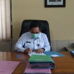 Kadis Dukcapil Jembrana I Gusti Putu Anom Saputra saat dikonfirmasi oleh awak media di kantornya. Rabu (17/02). Kadis Dukcapil Jembrana I Gusti Putu Anom Saputra saat dikonfirmasi oleh awak media di kantornya. Rabu (17/02).