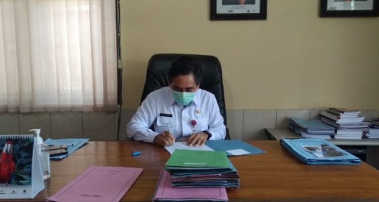 Kadis Dukcapil Jembrana I Gusti Putu Anom Saputra saat dikonfirmasi oleh awak media di kantornya. Rabu (17/02).