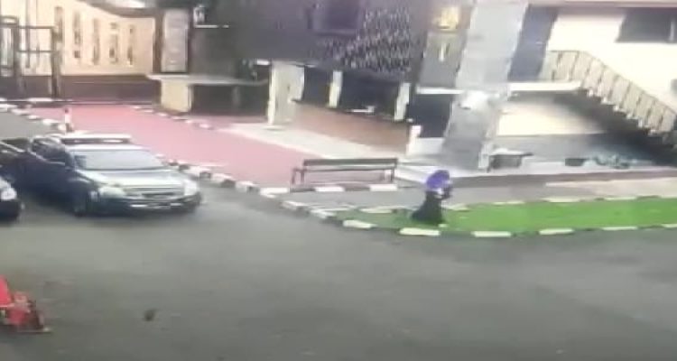 Ket poto, Gambar dari CCTV Mabes Polri seorang terduga teroris masuk ke Mabes Polri menyerang dengan brutal dengan senjata api,