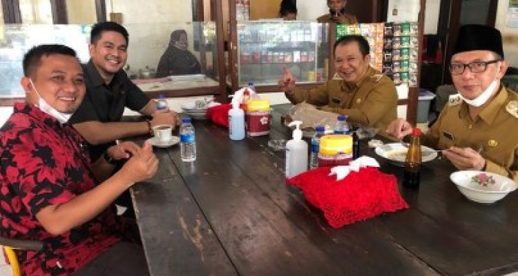 Bupati Jember Haji Hendy Siswanto yang kedatangannya saat itu mengangetkan para ASN dan para sopir pemkab yang sedang makan siang di kantin pada Senin 01 / 03 / 2021.