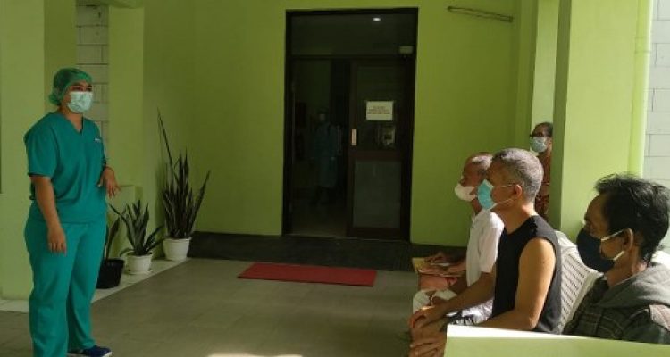Pemulangan pasien terkonfirmasi Covid-19 di RSU Negara yang sudah dinyatakan sembuh oleh ruang tim medis ruang isolasi sebanyak 6 orang. Senin, (15/03)