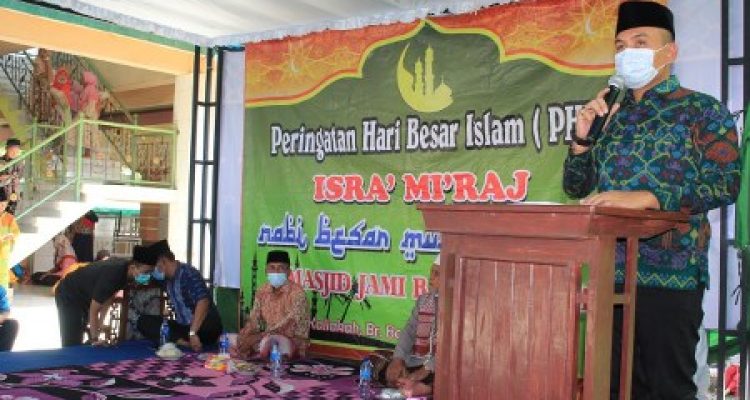 Wabup Patriana Krisna pada saat menghadiri Hari Raya Isra’Miraj Nabi Mohamad SAW 1442 Hijriah, didampingi oleh Ny. Indah Patriana bertempat di Masjid Baiturahim oleh umat muslim Dusun Banyubiru, Desa Kaliakah, Kecamatan Negara, diselenggarakan dengan mematuhi prokes, Kamis (11/3).