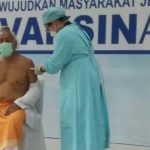 Ket Poto. Salah satu Rohaniawan sulinggih dari Griya Amerta Kusuma sedang di vaksin