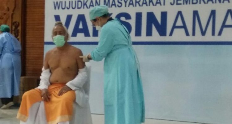 Ket Poto. Salah satu Rohaniawan sulinggih dari Griya Amerta Kusuma sedang di vaksin