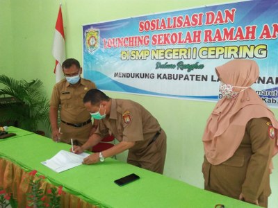 Penandatanganan Peresmian SMPN 1 Cepiring sebagai Sekolah Ramah Anak