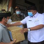 Bupati Jembrana I Nengah Tamba menyerahkan bantuan sembako kepada warga terdampak Covid-19