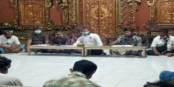 Ket Poto, Rapat/Paruman Pemucuk Banjar Bilukpoh Kangin terkait adanya Mosi tidak Percaya dari Masyarakat Lingk. Bilukpoh Kangin terhadap Kinerja Kepala Lingkungan (Kaling) Bilukpoh