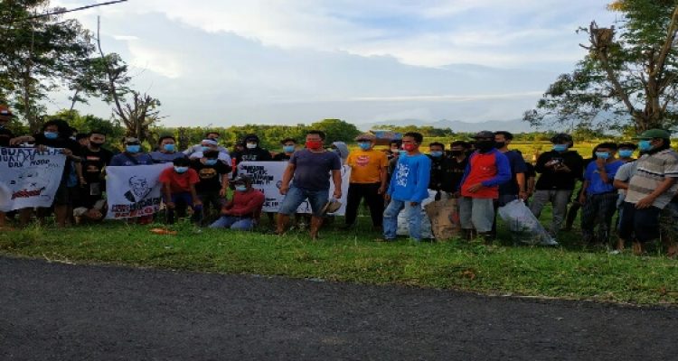 Beberapa pemuda mengatasnamakan pemuda Pengambengan yang dikomandoi Agus Budiono beberapa puluh anak muda memasang spanduk dan menyampaikan orasi terkait Pabrik Limbah Medis B3