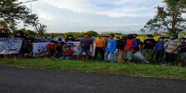 Beberapa pemuda mengatasnamakan pemuda Pengambengan yang dikomandoi Agus Budiono beberapa puluh anak muda memasang spanduk dan menyampaikan orasi terkait Pabrik Limbah Medis B3