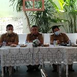 Bupati Jembrana Bupati Jembrana I Nengah Tamba SH didampingi Wakil Bupati Jembrana I Gede Ngr Patriana Krisna dan juga didampingi oleh OPD Pemkab Jembrana pada saat jumpa pers dengan awak media. Bupati Jembrana Bupati Jembrana I Nengah Tamba SH didampingi Wakil Bupati Jembrana I Gede Ngr Patriana Krisna dan juga didampingi oleh OPD Pemkab Jembrana pada saat jumpa pers dengan awak media.