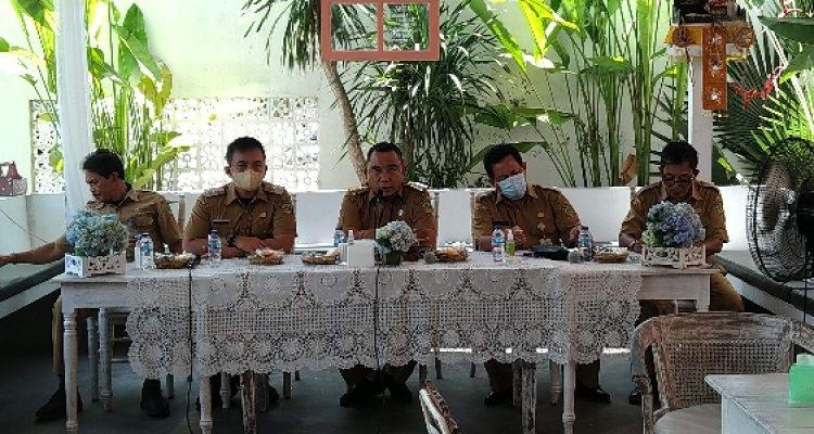Bupati Jembrana Bupati Jembrana I Nengah Tamba SH didampingi Wakil Bupati Jembrana I Gede Ngr Patriana Krisna dan juga didampingi oleh OPD Pemkab Jembrana pada saat jumpa pers dengan awak media.