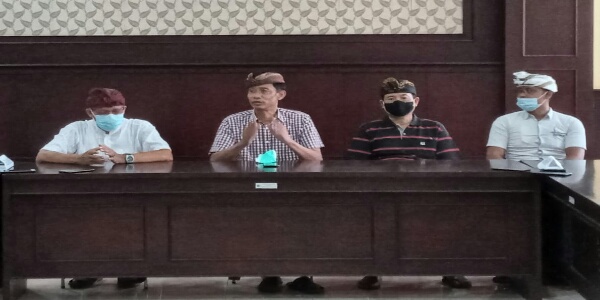 Bandesa Adat Kedonganan sekaligus Manggala Badan Pengawas LPD Kedonganan Dr. Wayan Merta (paling kiri) Kepala LPD Kedonganan I Ketut Madra (nomor dua dari kiri) Sekretaris Sabha Desa Adat Kedonganan Putu Suwendra (dua dari kanan) Badan Pengawas LPD Desa Adat Kedonganan Kadek Suparta (paling kanan)