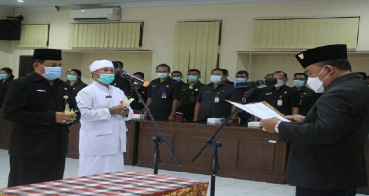 Ket poto, Bupati Jembrana I Nengah Tamba melantik Penjabat Sekretaris Daerah Kabupaten Jembrana I Nengah Ledang di Aula Lantai II Jimbarwana, Senin (5/4/2021).