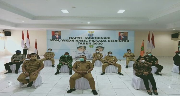 Ket poto, Bupati Jembrana I Nengah Tamba menghadiri rakor secara virtual yang dipimpin presiden RI Joko Widodo Mendagri Tito Karnavian, Menpan RB Tjahyo Kumolo serta Menteri Keuangan Sri Mulyani. Sementara dari Jembrana, turut dihadiri Wabup I Gede Ngurah Patriana Krisna, Ketua DPRD Ni Made Sri Sutharmi serta jajaran Forkopimda Jembrana. Ket poto, Bupati Jembrana I Nengah Tamba menghadiri rakor secara virtual yang dipimpin presiden RI Joko Widodo Mendagri Tito Karnavian, Menpan RB Tjahyo Kumolo serta Menteri Keuangan Sri Mulyani. Sementara dari Jembrana, turut dihadiri Wabup I Gede Ngurah Patriana Krisna, Ketua DPRD Ni Made Sri Sutharmi serta jajaran Forkopimda Jembrana.