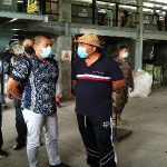 Ket poto Bupati Jembrana I Nengah Tamba bersama pengusaha dari PT Asura Mega Gemilang mengecek lokasi TPA Peh