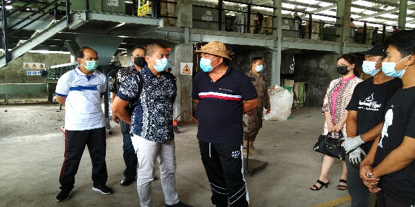 Ket poto Bupati Jembrana I Nengah Tamba bersama pengusaha dari PT Asura Mega Gemilang mengecek lokasi TPA Peh