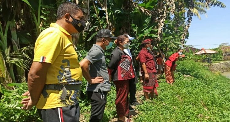 Ket poto, Wakil Ketua Komisi III DPRD Bali, I Gusti Diah Werdhi Srikandi mengecek ke lokasi alur sungai