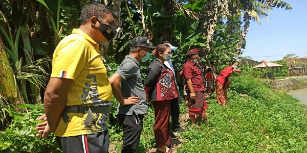 Ket poto, Wakil Ketua Komisi III DPRD Bali, I Gusti Diah Werdhi Srikandi mengecek ke lokasi alur sungai