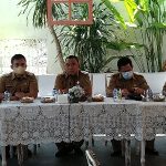 Bupati Jembrana I Nengah Tamba SH didampingi oleh Wakil Bupati Jembrana I Gede Ngr Patriana Krisna saat jumpa pers bersama awak media