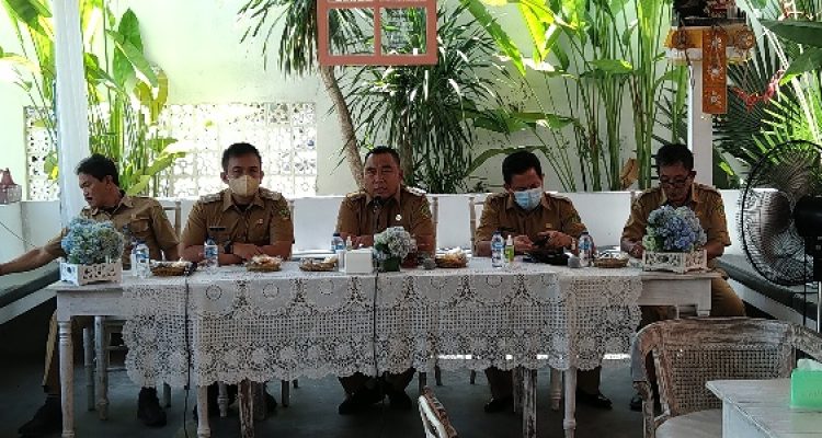 Bupati Jembrana I Nengah Tamba SH didampingi oleh Wakil Bupati Jembrana I Gede Ngr Patriana Krisna saat jumpa pers bersama awak media