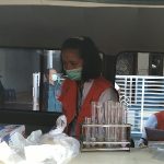 Ket poto, petugas BPOM Loka Buleleng sedang mengetes makanan dari pedagang takjil di kelurahan Loloan Barat