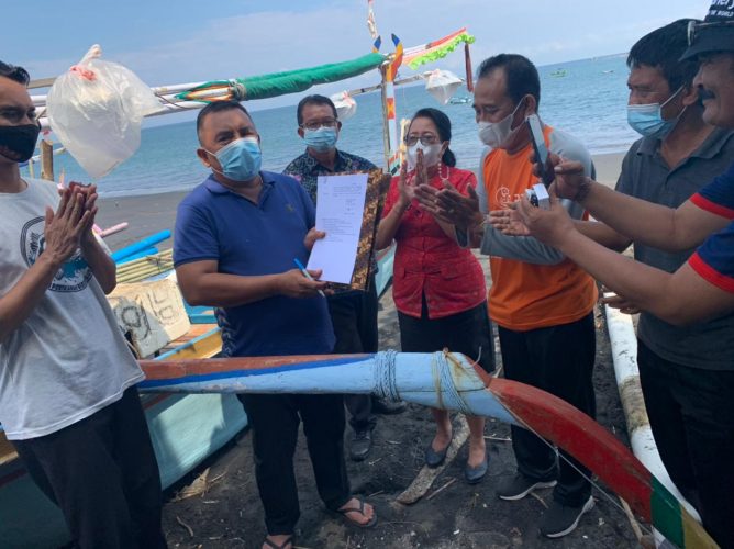 Ket poto, Penandatanganan SK Pencanangan Desa Candikusuma sebagai kampung kerapu oleh Bupati Jembrana 