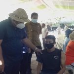 Ket Poto. Bupati Tamba Pantau vaksinasi masal untuk para buruh pengalengan ikan di Desa Pengambengan