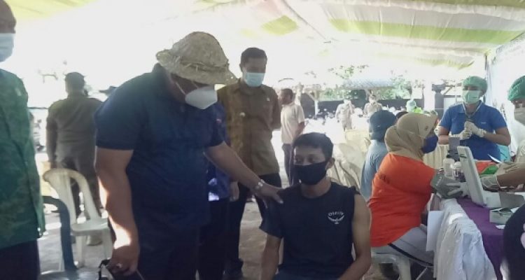 Ket Poto. Bupati Tamba Pantau vaksinasi masal untuk para buruh pengalengan ikan di Desa Pengambengan