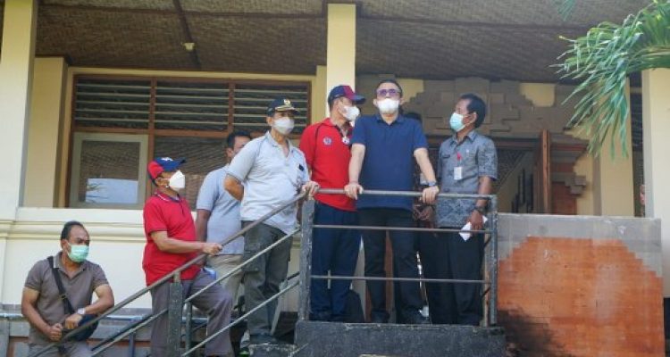 Ket foto : Walikota Denpasar, IGN Jaya Negara didampingi pimpinan OPD di lingkungan Pemkot Denpasar saat meninjau Gedung SD di beberapa titik yang tersebar di wilayah Kota Denpasar, Jumat (30/4).
