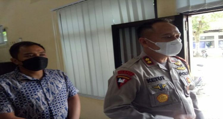 Ket poto, Jembrana Kapolres Jembrana AKBP I Ketut Gede Adi Wibawa SIK didampingi Kasat Reskrim Polres Jembrana Iptu M. Reza Pranata SIK MH,