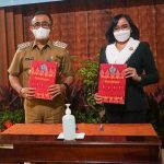 Ket foto : Walikota Denpasar, IGN Jaya Negara saat penandatanganan Nota Kesepahaman serta Komitmen Bersama Wilayah Birokrasi Bersih dan Melayani (WBBM) di Graha Sewaka Dharma Kota Denpasar, Senin (10/5).