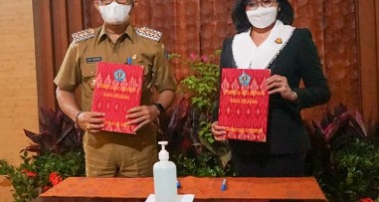 Ket foto : Walikota Denpasar, IGN Jaya Negara saat penandatanganan Nota Kesepahaman serta Komitmen Bersama Wilayah Birokrasi Bersih dan Melayani (WBBM) di Graha Sewaka Dharma Kota Denpasar, Senin (10/5).