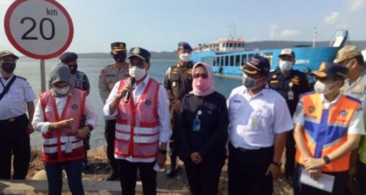 Menteri Perhubungan RI Budi Karya Sumadi didampingi Dirut ASDP Ira Puspa Dewi, perwakilan dari Dirjen Perhubungan Darat dan juga Kadisbud Provinsi Bali meninjau langsung Pelabuhan Gilimanuk pasca larangan mudik 2021.