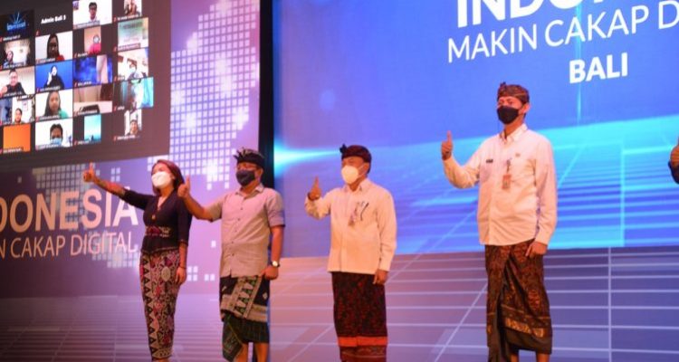 Ket foto : Pj. Sekda Kota Denpasar, I Made Toya mewakili Wali Kota Denpasar didampingi Kadis Komunikasi Informatika dan Statistik, I Dewa Made Agung saat menghadiri peluncuran program Kominfo secara hybrid di Hotel Aston Denpasar pada Kamis (20/5/2021).