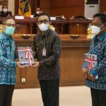 Ket foto : Walikota Denpasar, IGN Jaya Negara dan Ketua DPRD Kota Denpasar, I Gusti Ngurah Gede disaksikan Gubernur Bali, Wayan Koster dan Ketua DPRD Bali, Nyoman Adi Wiryatama saat menerima Laporan Hasil Pemeriksaan dari BPK RI Perwakilan Bali yang diserahkan langsung Plt. Kepala BPK Ri Perwakilan Bali, Dr. Sri Haryoso Sulianto di Gedung DPRD Provinsi Bali, Senin (24/5).