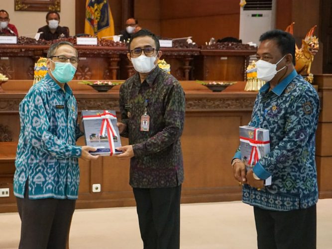 Ket foto : Walikota Denpasar, IGN Jaya Negara dan Ketua DPRD Kota Denpasar, I Gusti Ngurah Gede disaksikan Gubernur Bali, Wayan Koster dan Ketua DPRD Bali, Nyoman Adi Wiryatama saat menerima Laporan Hasil Pemeriksaan dari BPK RI Perwakilan Bali yang diserahkan langsung Plt. Kepala BPK Ri Perwakilan Bali, Dr. Sri Haryoso Sulianto di Gedung DPRD Provinsi Bali, Senin (24/5).