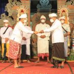  foto : Lokasabha V Pratisentana Bandesa Manik Mas Kabupaten Gianyar di Wantilan Pura Taman Pule, Sukra Wage Krulut, Jumat (28/5). 