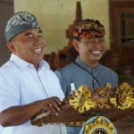 Bupati Jembrana I Nengah Tamba membuka Lokasabha V PBMM (Pratisentana Bandesa Manik Mas) Kabupaten Jembrana, di Wantilan Pura Jagatnatha, Kelurahan Dauhwaru, Kecamatan Jembrana, Minggu (30/5/2021).