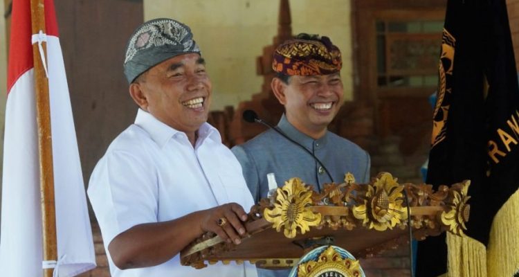 Bupati Jembrana I Nengah Tamba membuka Lokasabha V PBMM (Pratisentana Bandesa Manik Mas) Kabupaten Jembrana, di Wantilan Pura Jagatnatha, Kelurahan Dauhwaru, Kecamatan Jembrana, Minggu (30/5/2021).