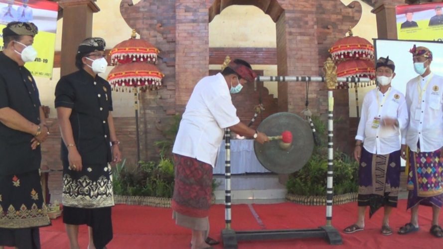 Ket Poto, Bupati Jembrana I Nengah Tamba yang diwakili Asisten Pembagunan dan Kesra IGN Sumber Wijaya dengan pemukulan gong