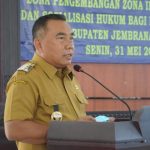 Ket Poto Bupati Jembrana I Nengah Tamba saat memberi arahan kepada Para Perbekel dan Lurah se Kabupaten Jembrana, Senin(31/5)